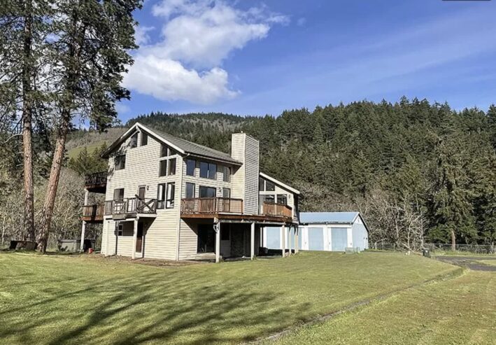 Gorgeous Views/Privacy and lots of Light in this Home in White Salmon!