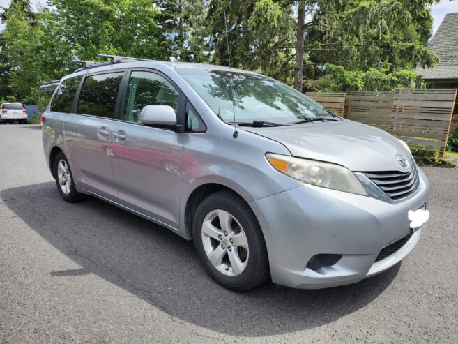 2011 Toyota Sienna LE Minivan