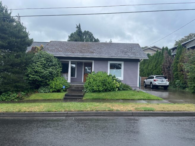 2 Bedroom 1.5 bath house available in Hood River