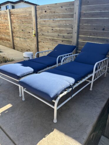 (FREE) 2 outdoor lounge chairs