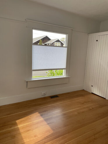 2 Bedroom 1.5 bath house available in Hood River