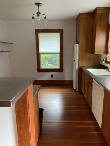 2 Bedroom 1.5 bath house available in Hood River