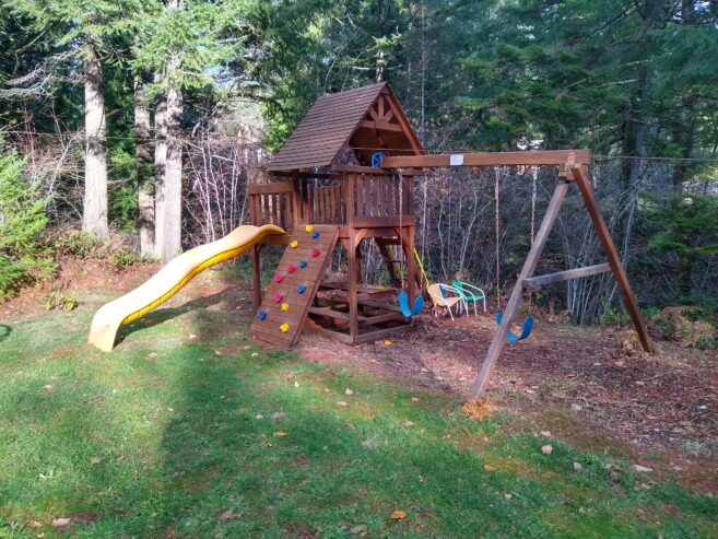 Kids play structure