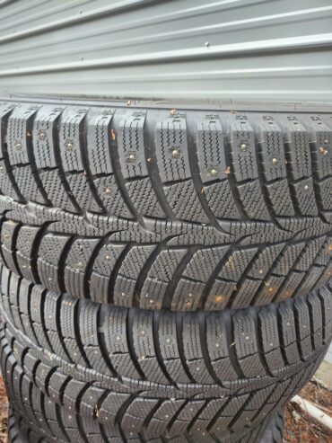 Les schwab 265x60x18 studded snow tire