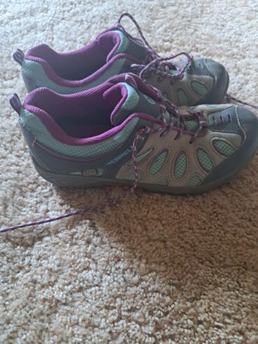 Size 6 merrel shoes