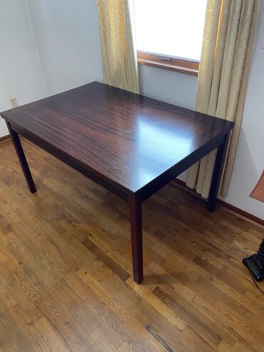 Dining room table in excellent condition