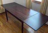 Dining room table in excellent condition