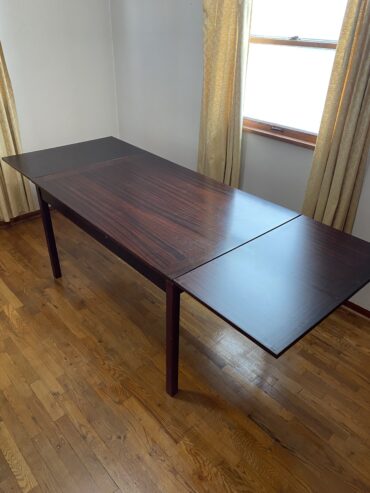 Dining room table in excellent condition