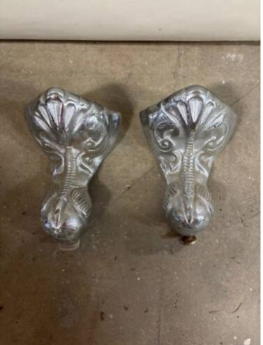 Claw foot cast iron tub