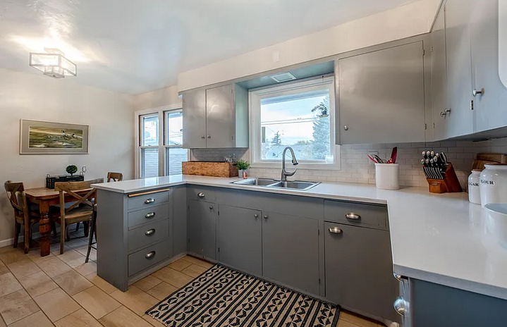 For rent 2bed bungalow in downtown