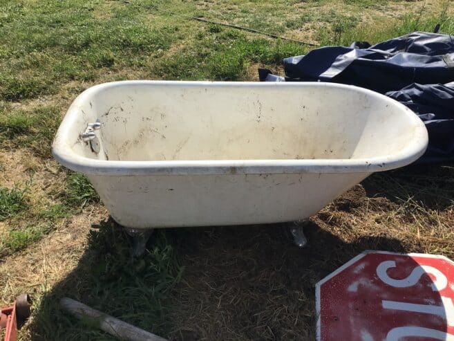 Claw foot tub