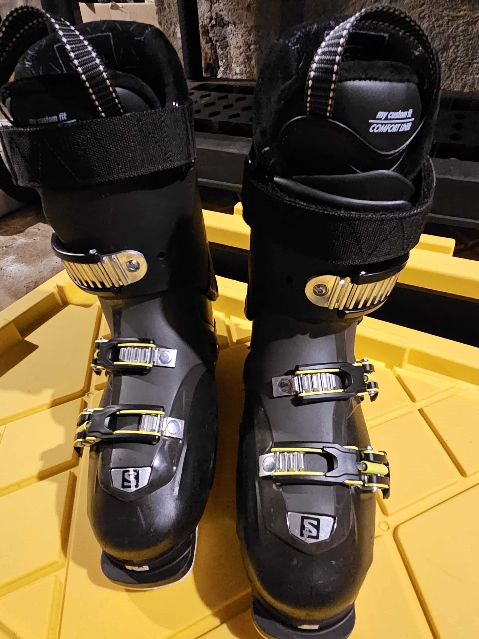 Men’s Salomon skis boots