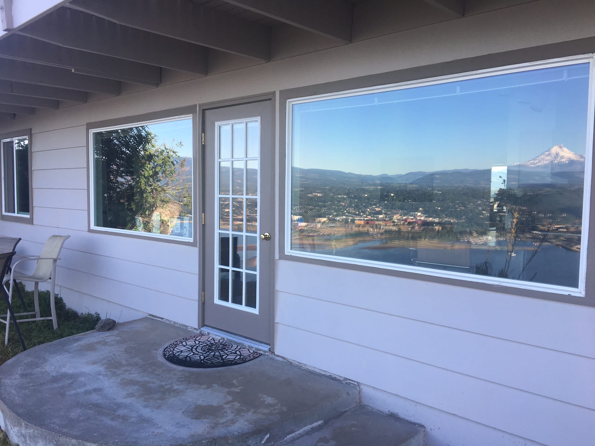 White Salmon Bluff Apartment – 1 Bedroom / 1 Bath- $1350 Rent + $150 Utilities