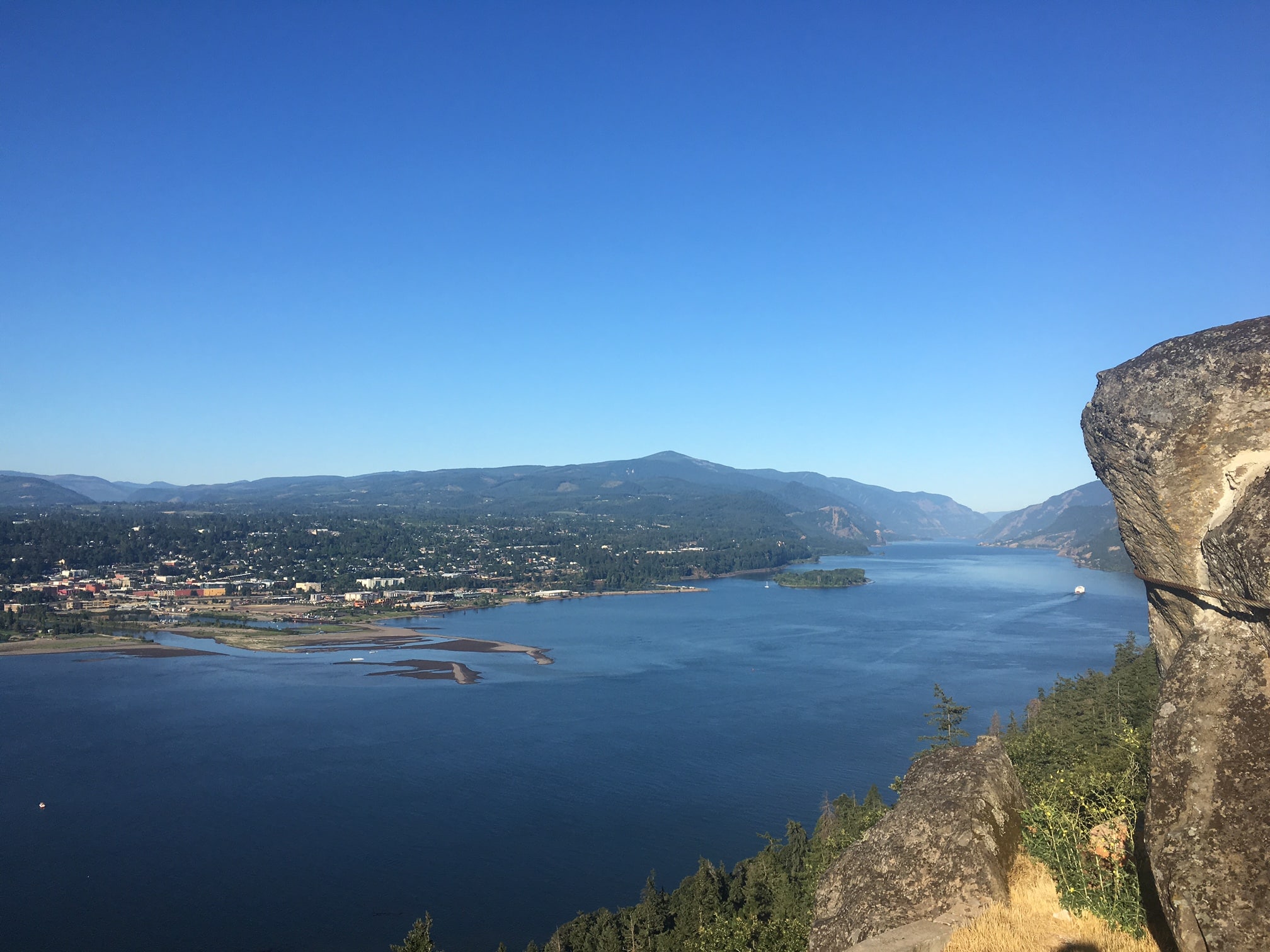 White Salmon Bluff Apartment – 1 Bedroom / 1 Bath- $1350 Rent + $150 Utilities