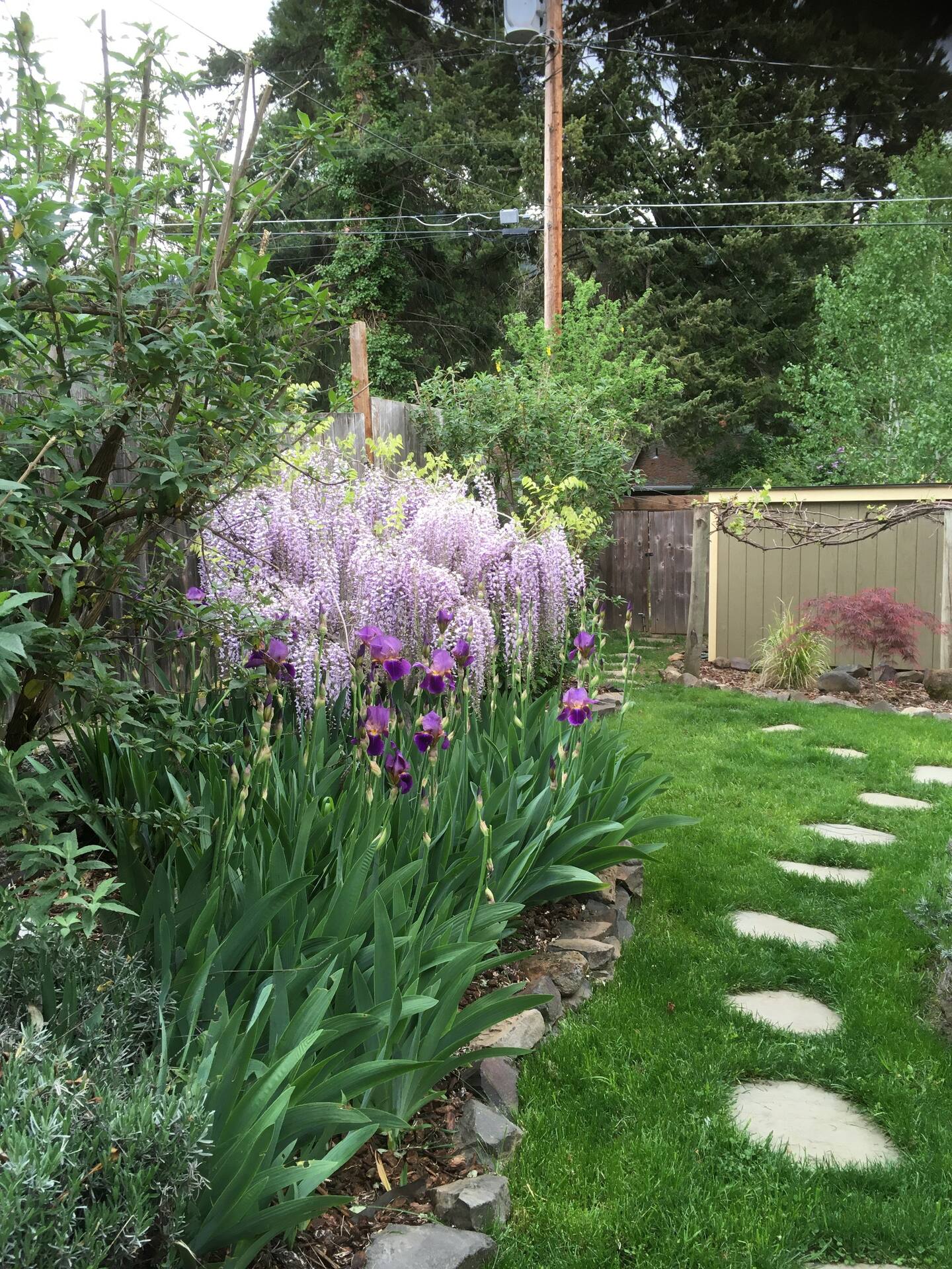 3-bedroom house – 2 living rooms, hot tub, fully furnished