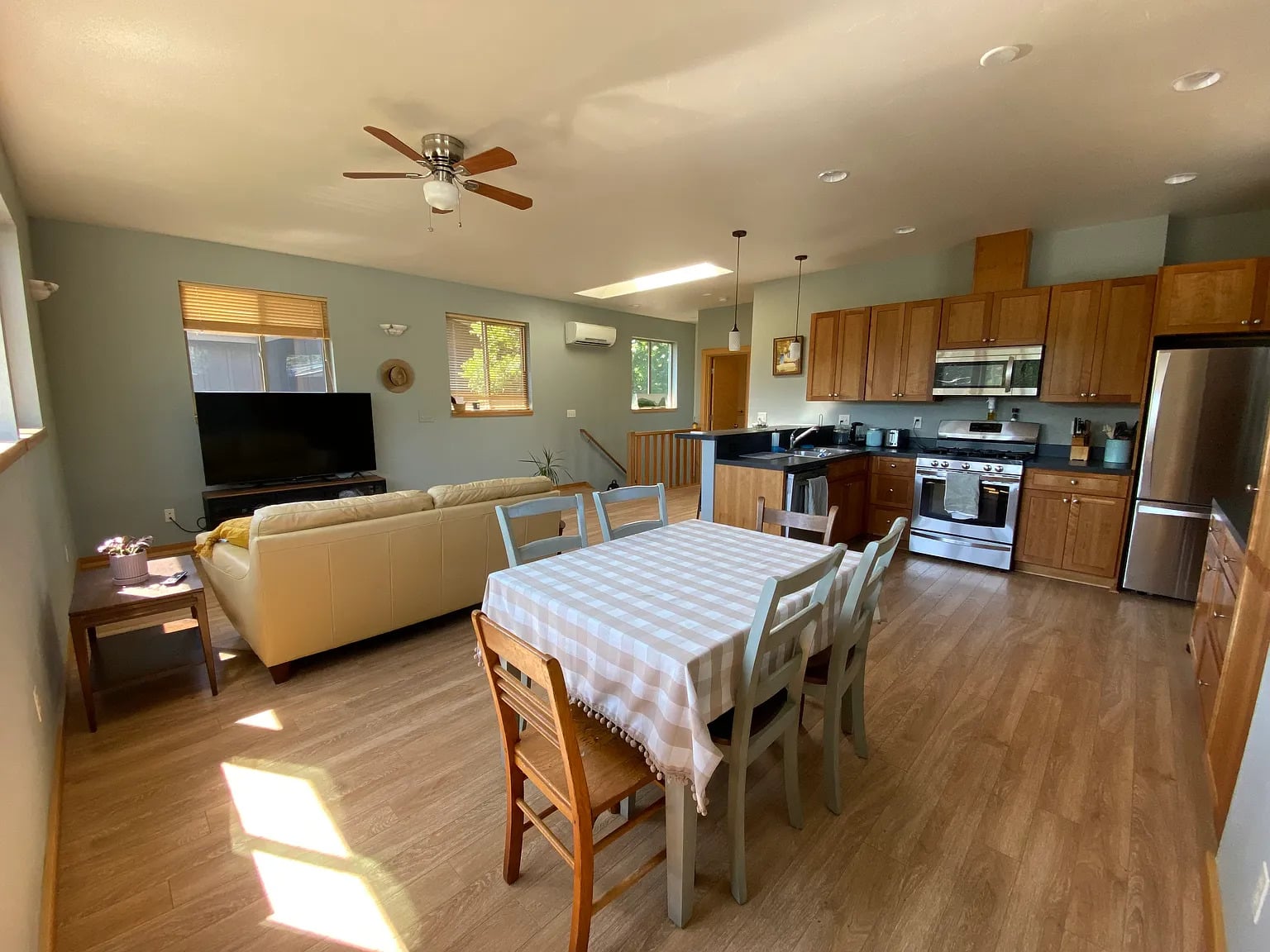 Lovely 2bed-2bath home located in the Hood River Heights.