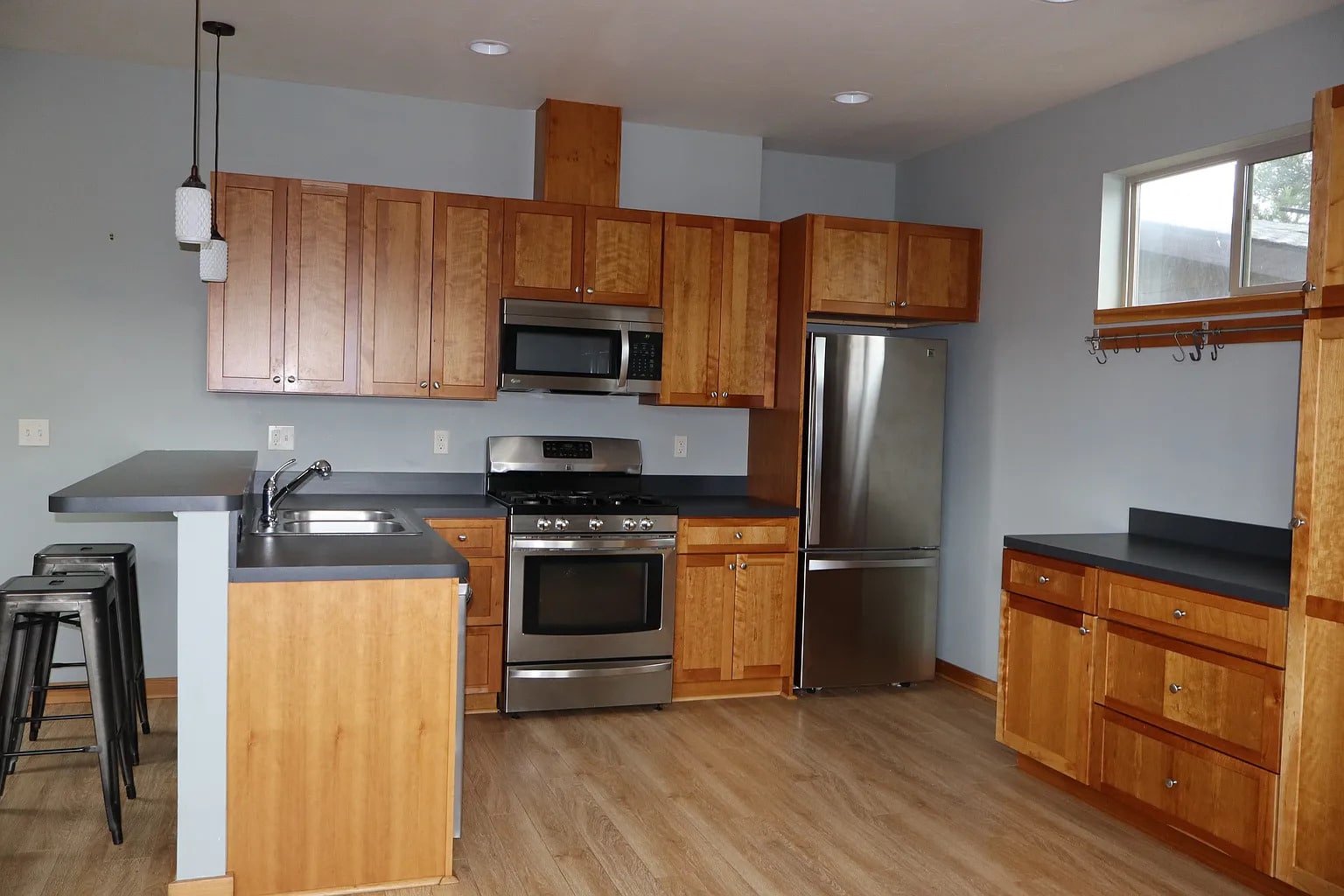 Lovely 2bed-2bath home located in the Hood River Heights.