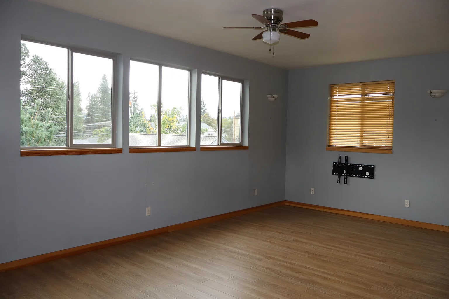 Lovely 2bed-2bath home located in the Hood River Heights.