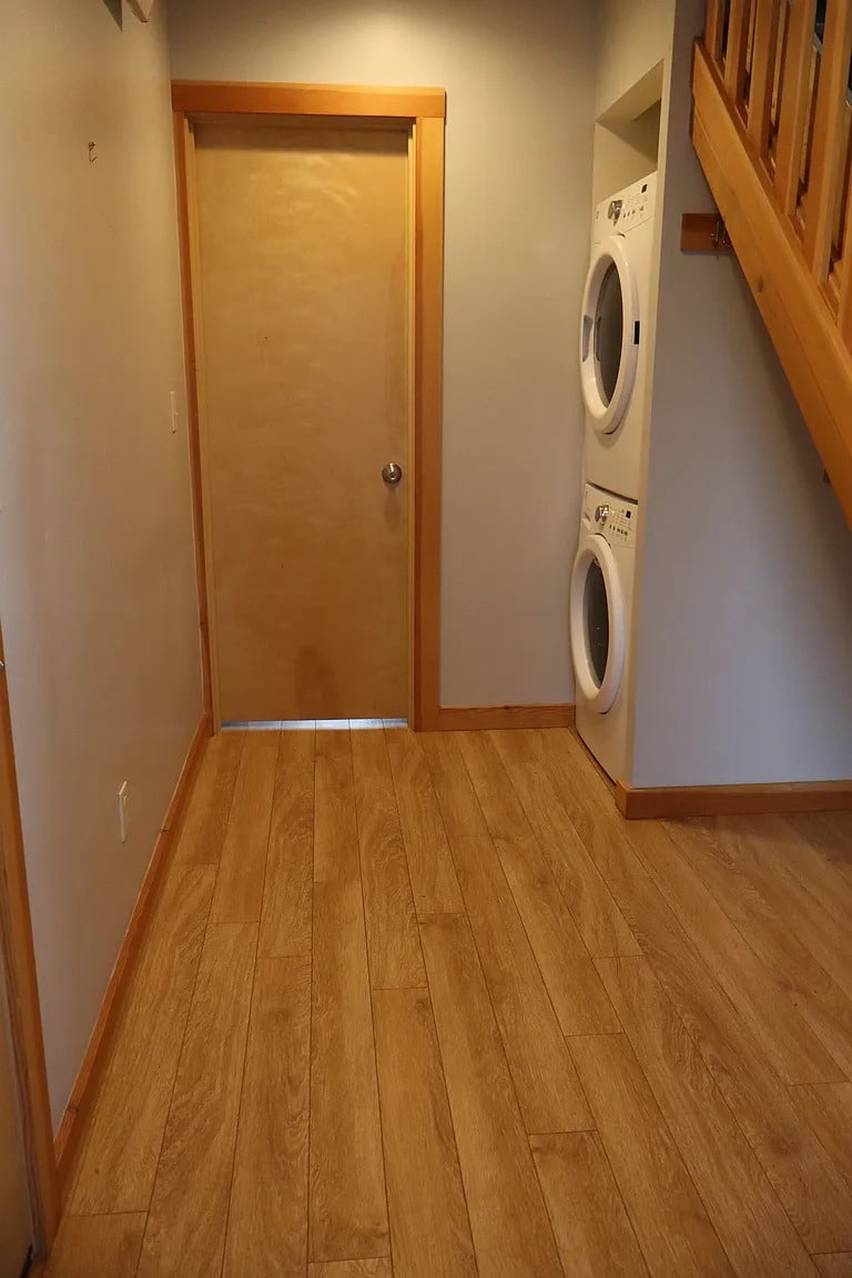 Lovely 2bed-2bath home located in the Hood River Heights.