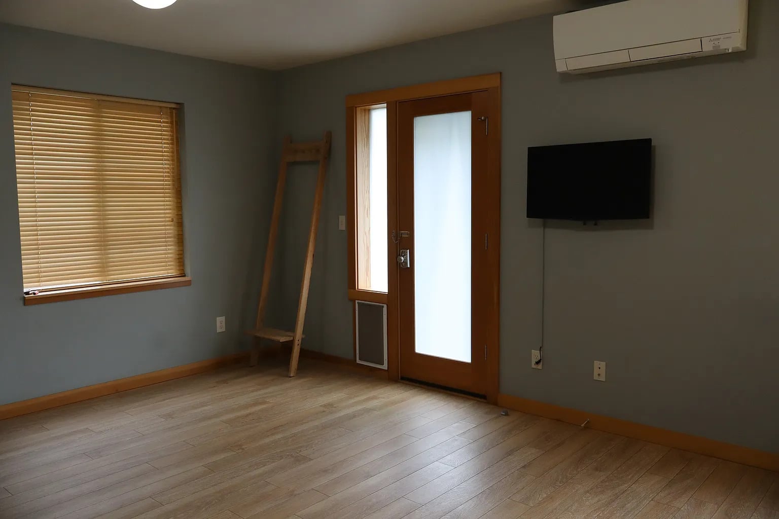 Lovely 2bed-2bath home located in the Hood River Heights.