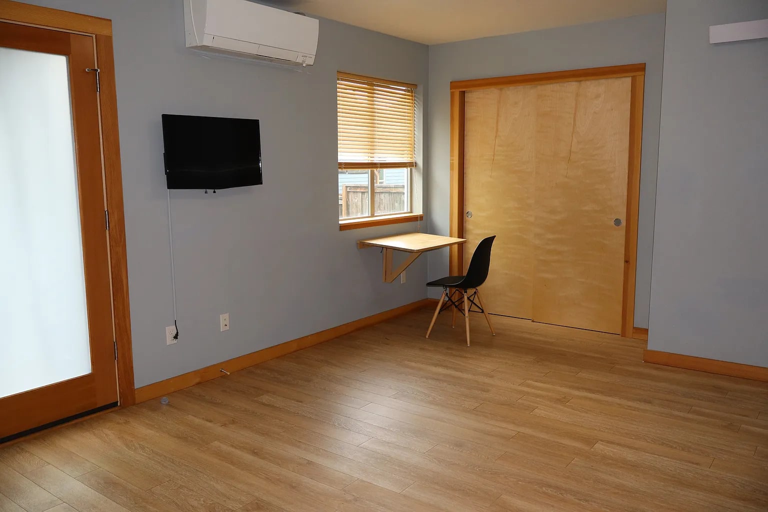 Lovely 2bed-2bath home located in the Hood River Heights.