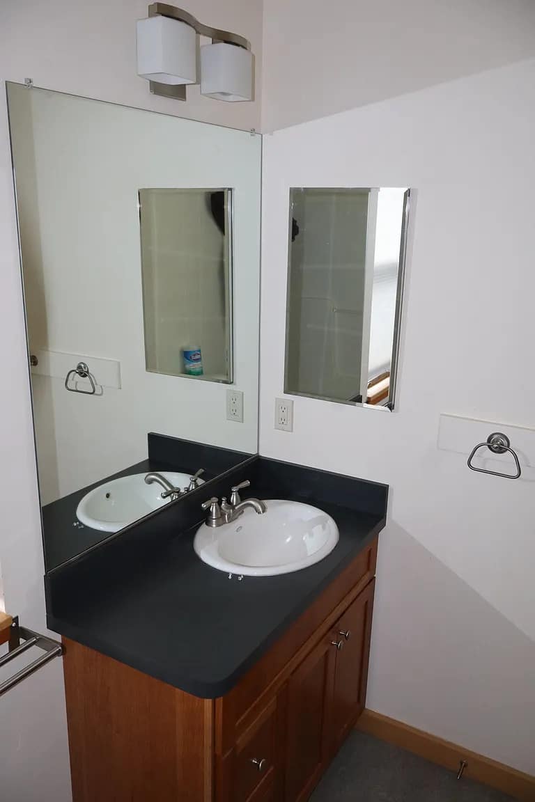 Lovely 2bed-2bath home located in the Hood River Heights.