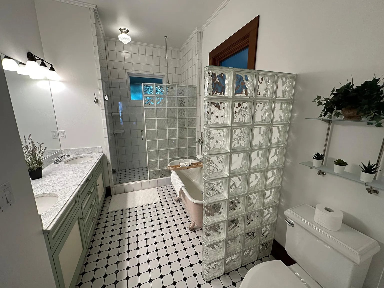 Beautiful 1bed 1.5bath available downtown Hood River