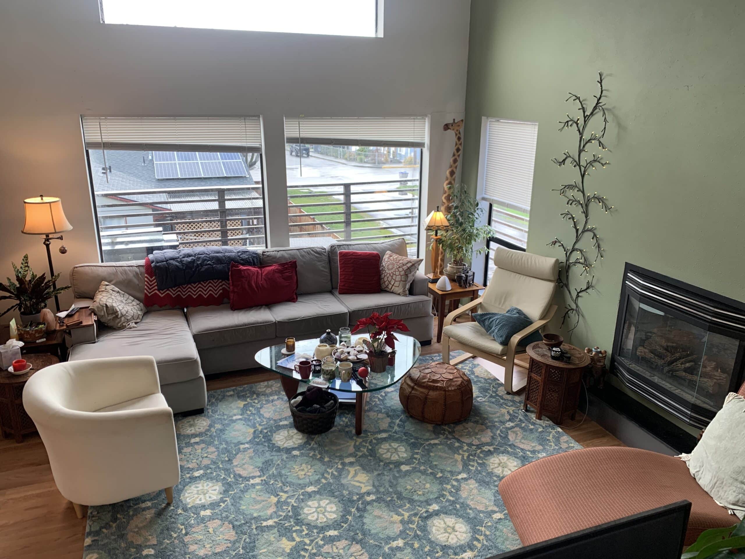 Spacious room with private bath in shared Hood River condo/apartment