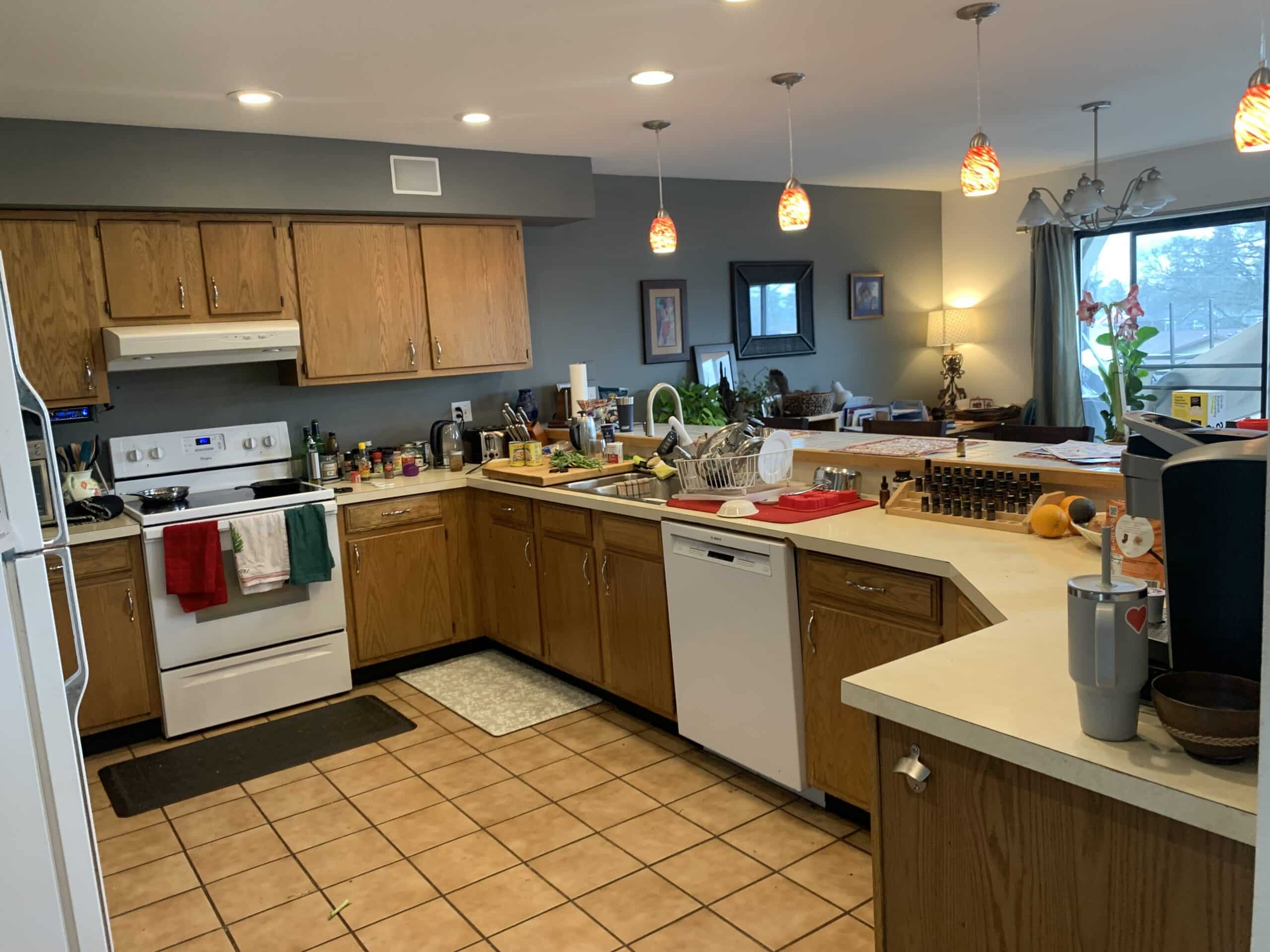 Spacious room with private bath in shared Hood River condo/apartment