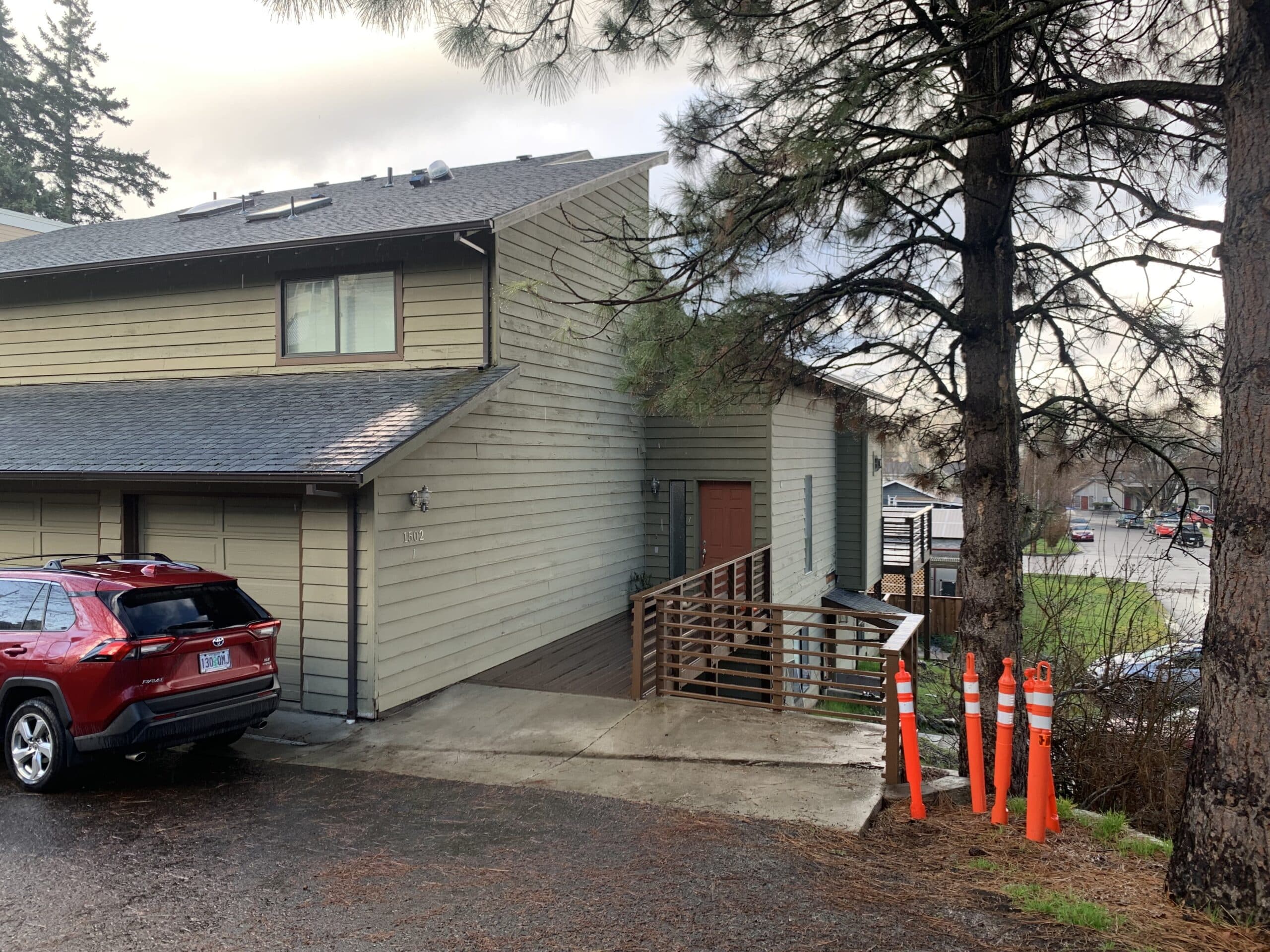 Spacious room with private bath in shared Hood River condo/apartment