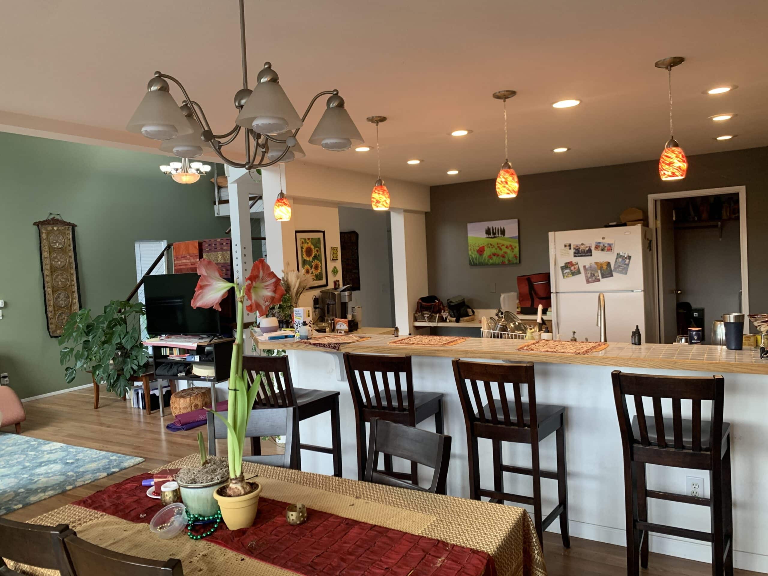 Spacious room with private bath in shared Hood River condo/apartment