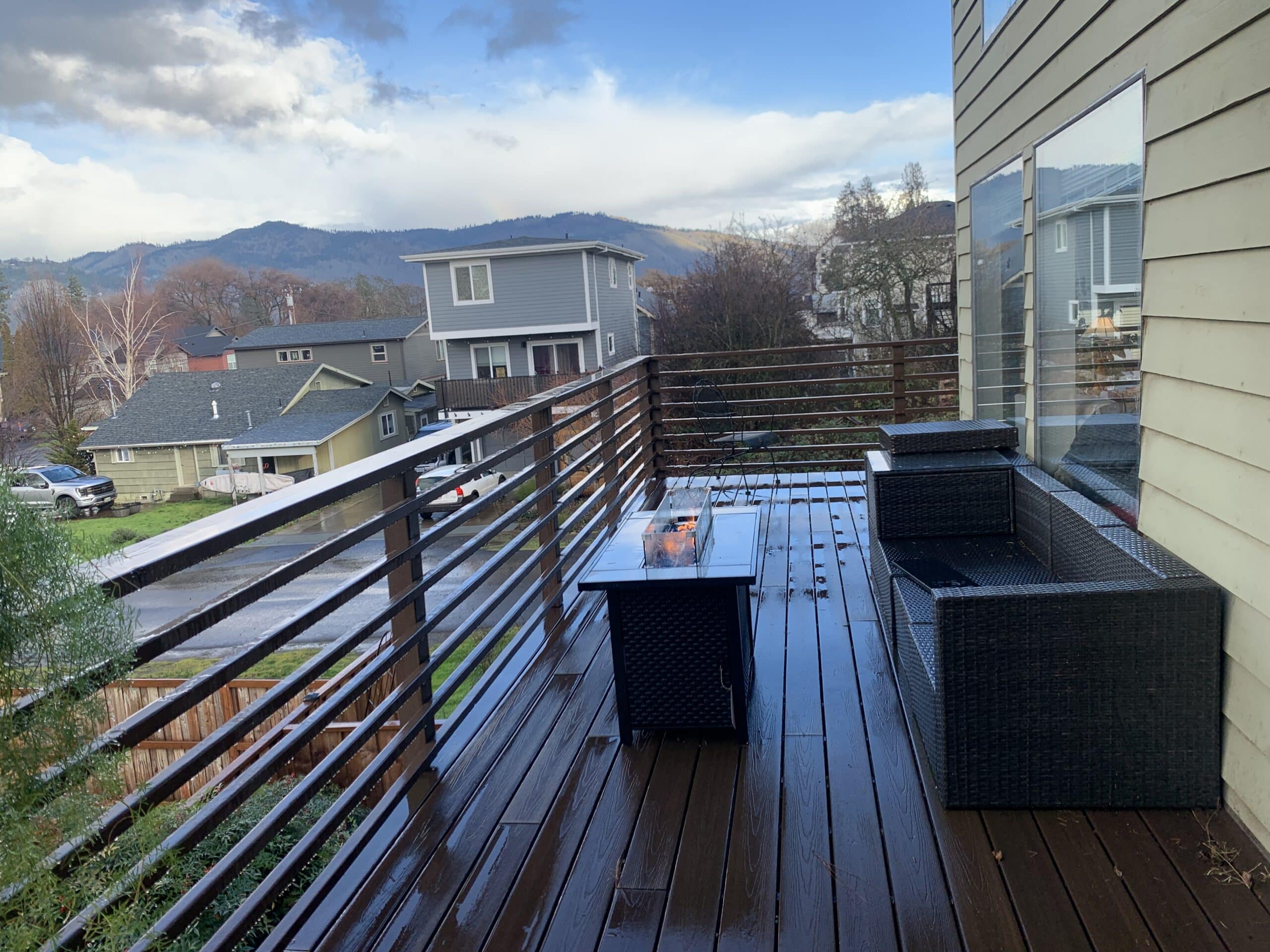 Spacious room with private bath in shared Hood River condo/apartment