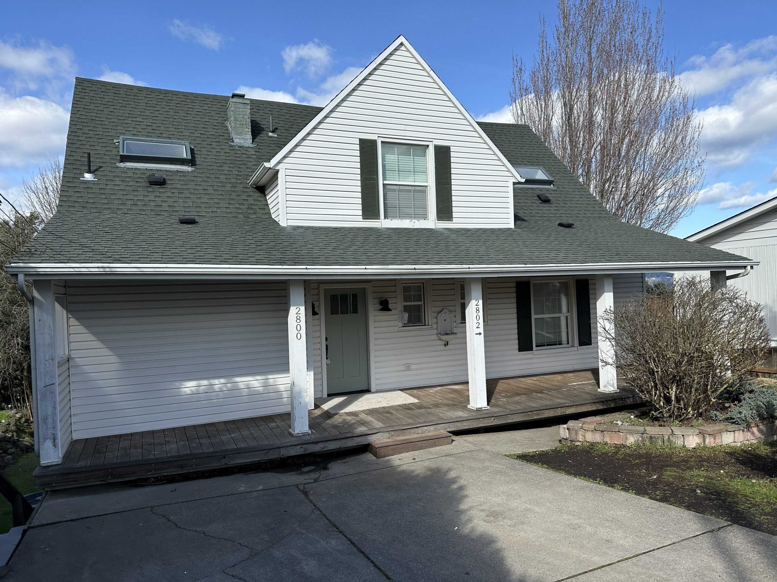 Remodeled 4BR + Office Duplex in Hood River – New Kitchen, Quartz Counters –