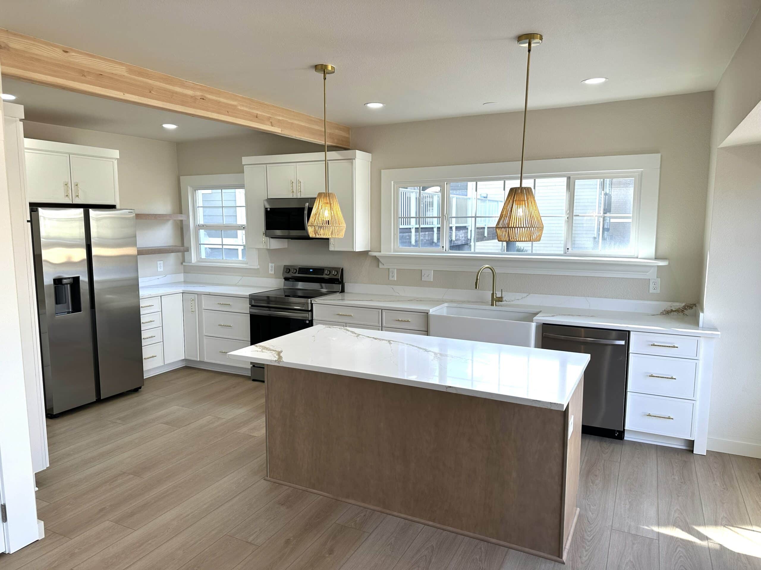 Remodeled 4BR + Office Duplex in Hood River – New Kitchen, Quartz Counters –