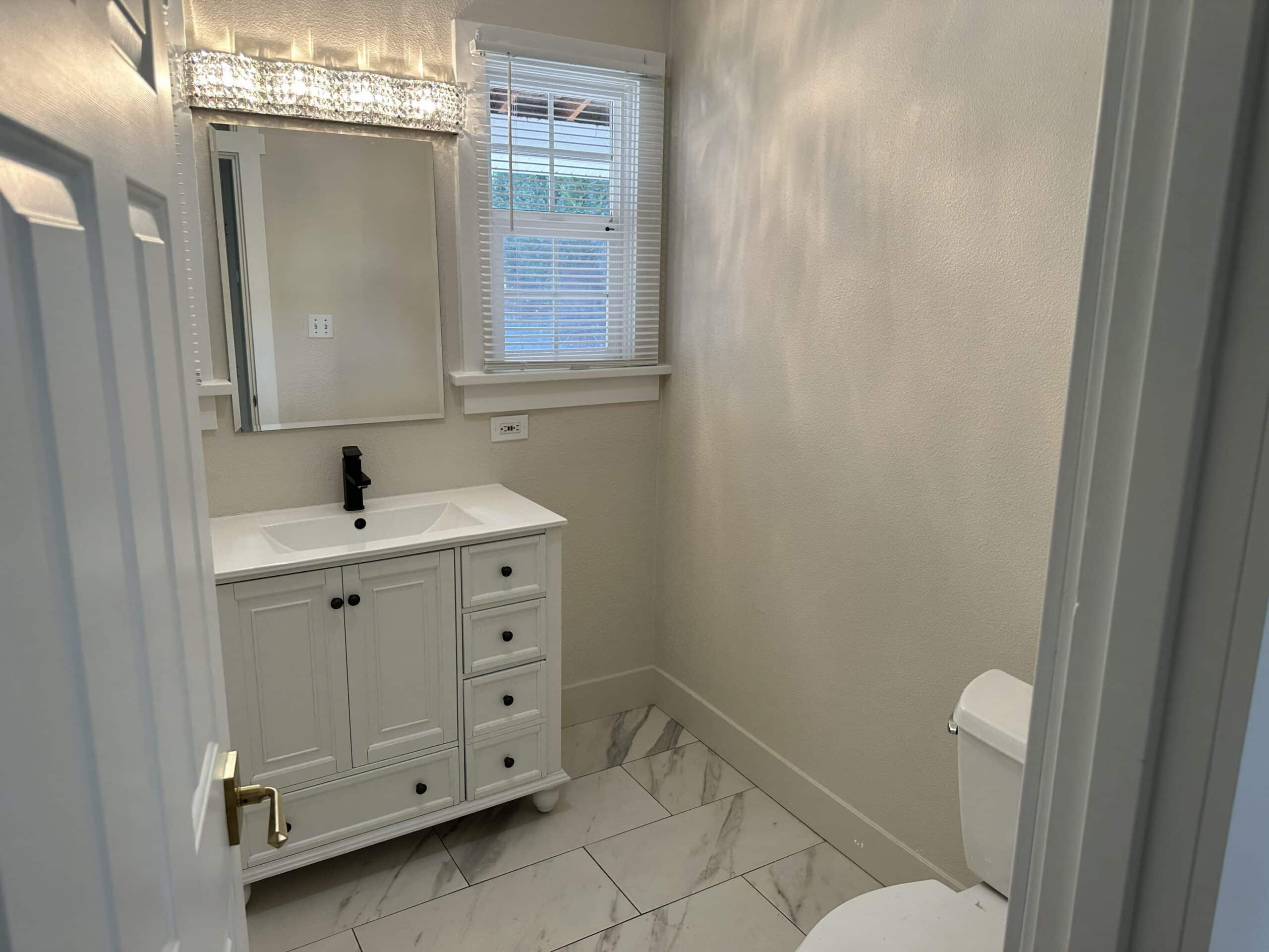 Remodeled 4BR + Office Duplex in Hood River – New Kitchen, Quartz Counters –