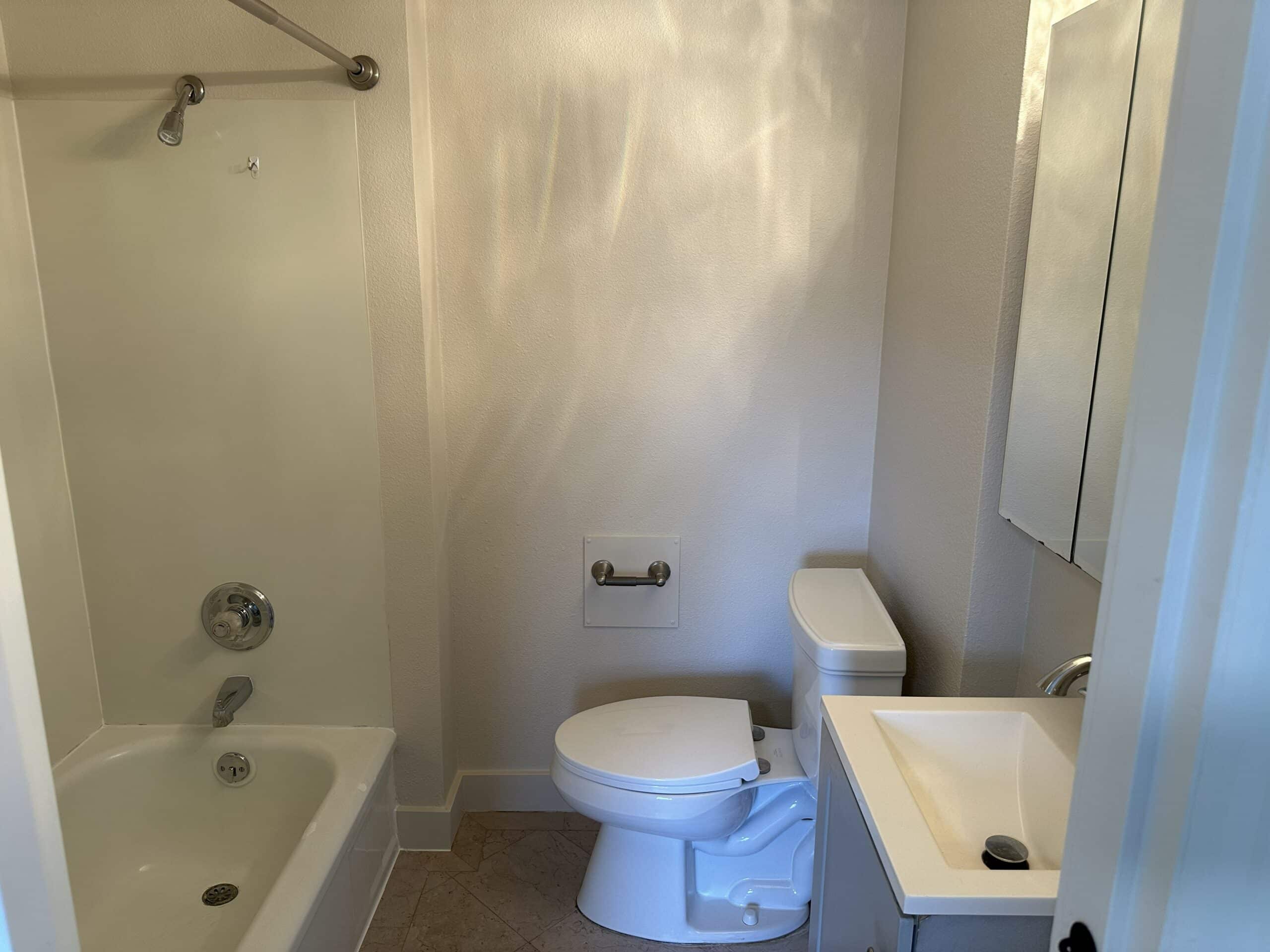 Remodeled 4BR + Office Duplex in Hood River – New Kitchen, Quartz Counters –