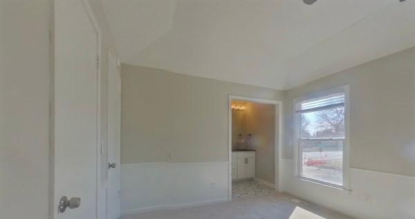 three bedrooms house with living room available for rent