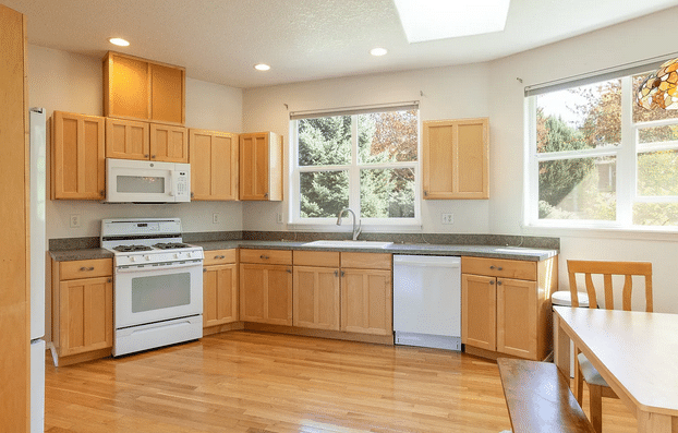 beautifully updated single-level 3Bed 2Bath Hood River House