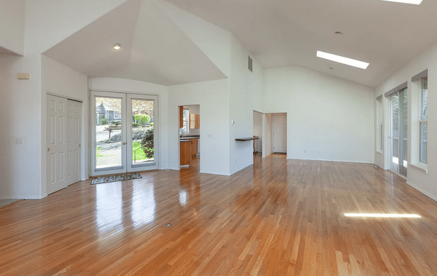 beautifully updated single-level 3Bed 2Bath Hood River House