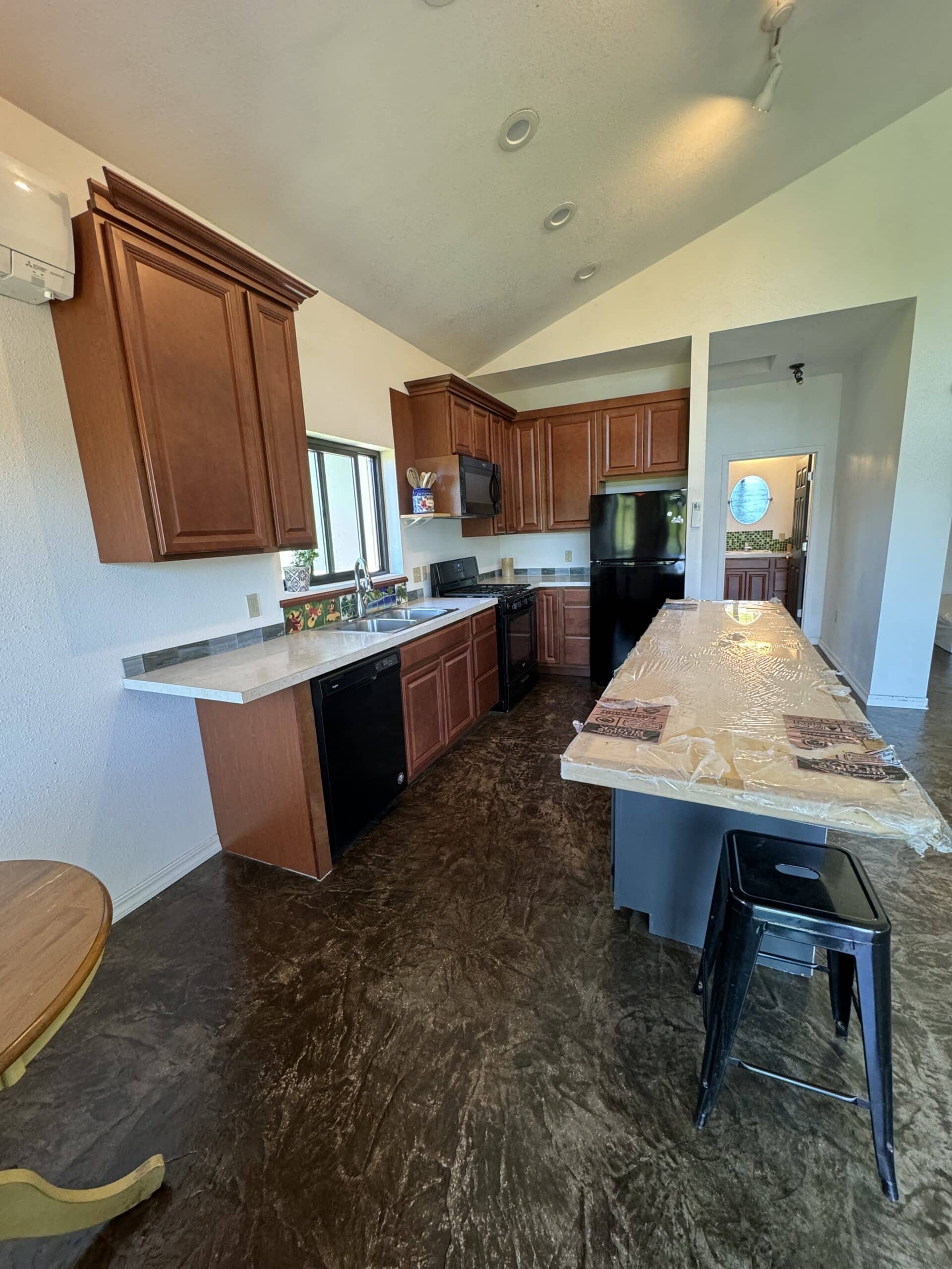 945 sq ft APARTMENT