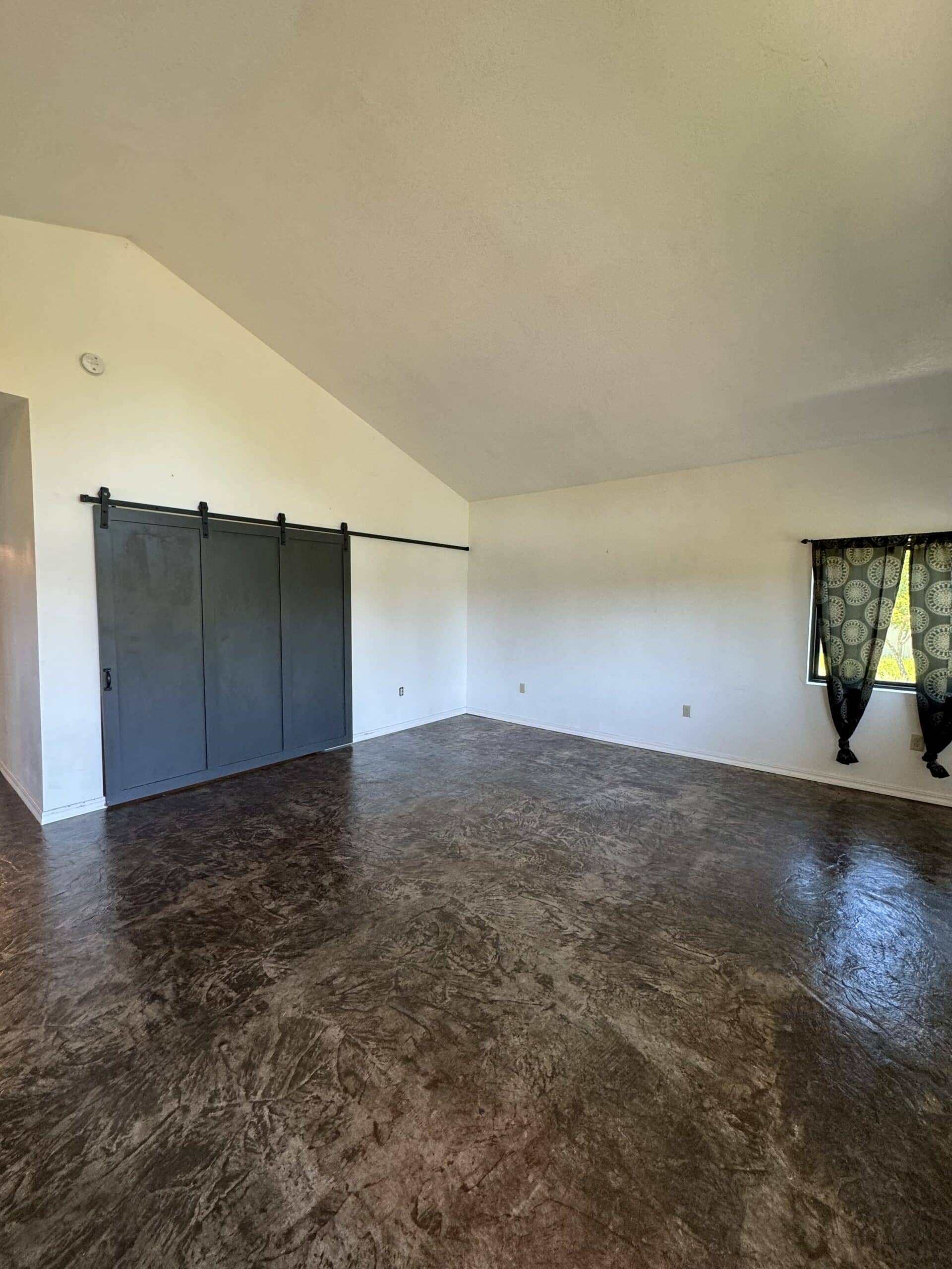 945 sq ft APARTMENT