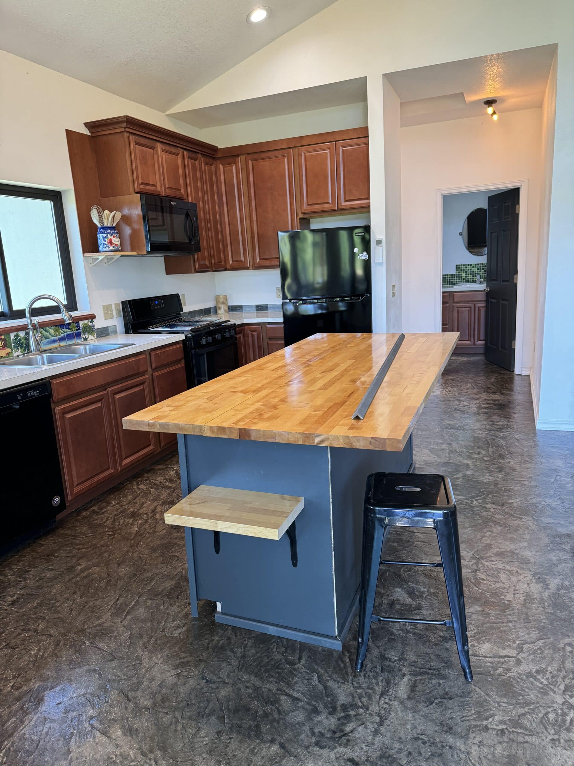 945 sq ft APARTMENT