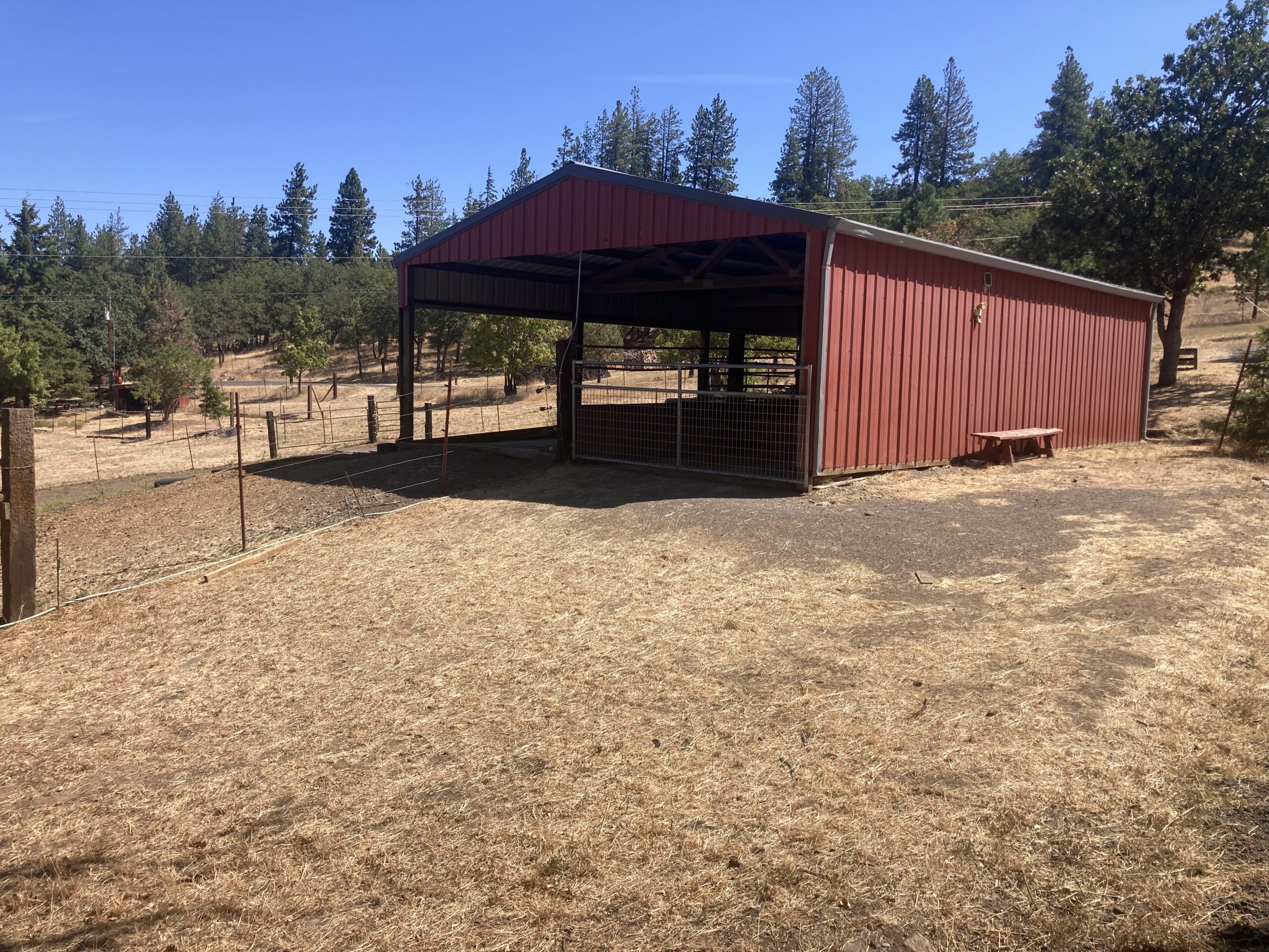 Horse barn & paddock for rent