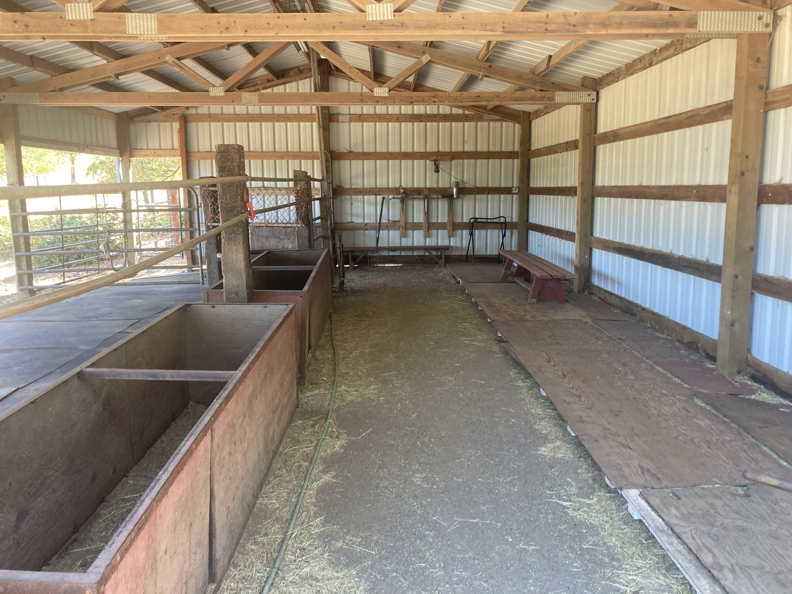 Horse barn & paddock for rent