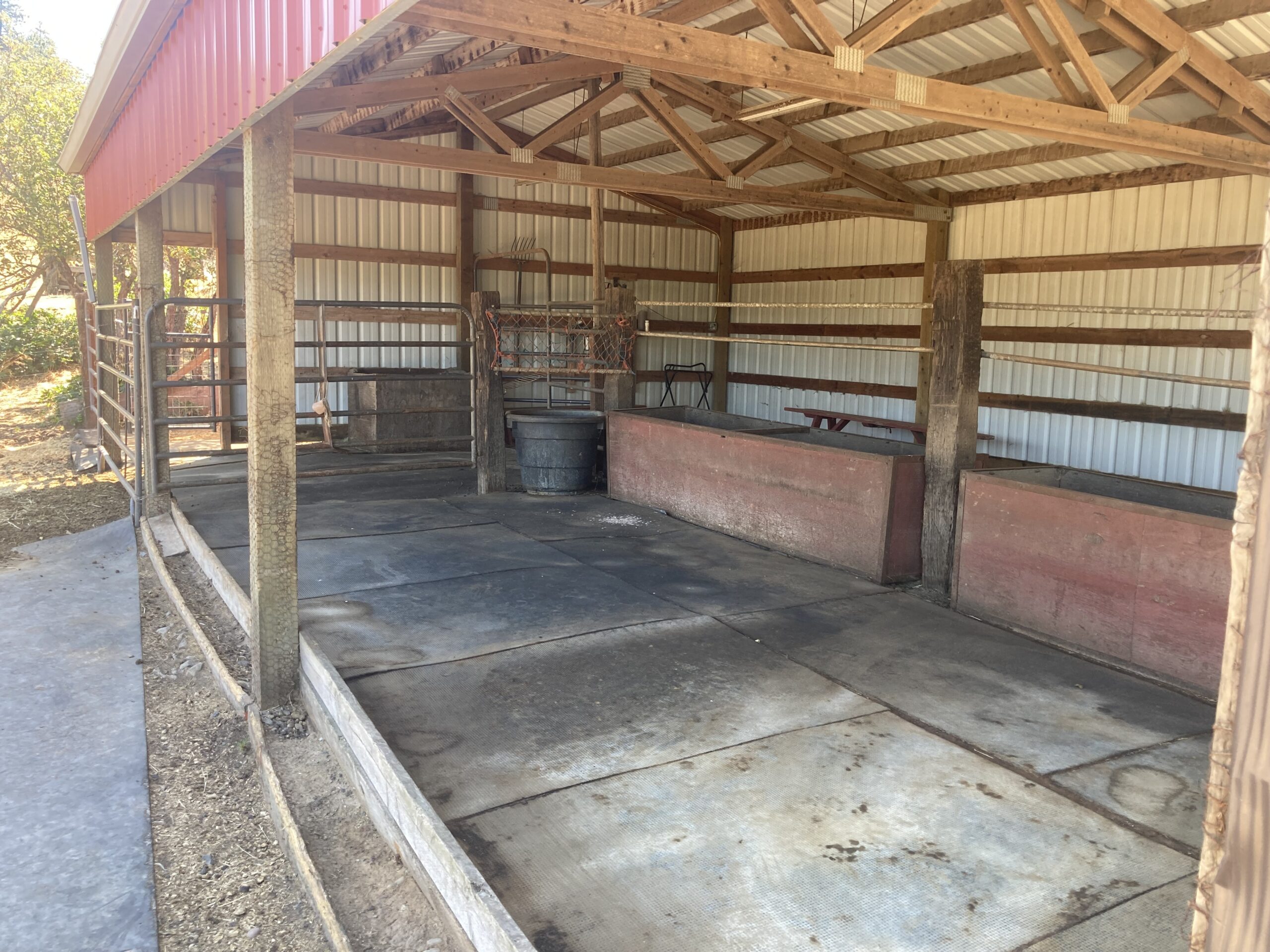 Horse barn & paddock for rent