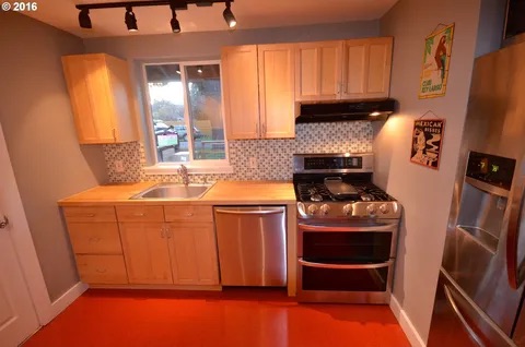 Hood River 4-Bedroom Rental Near Trails, Parks, and Medical Services