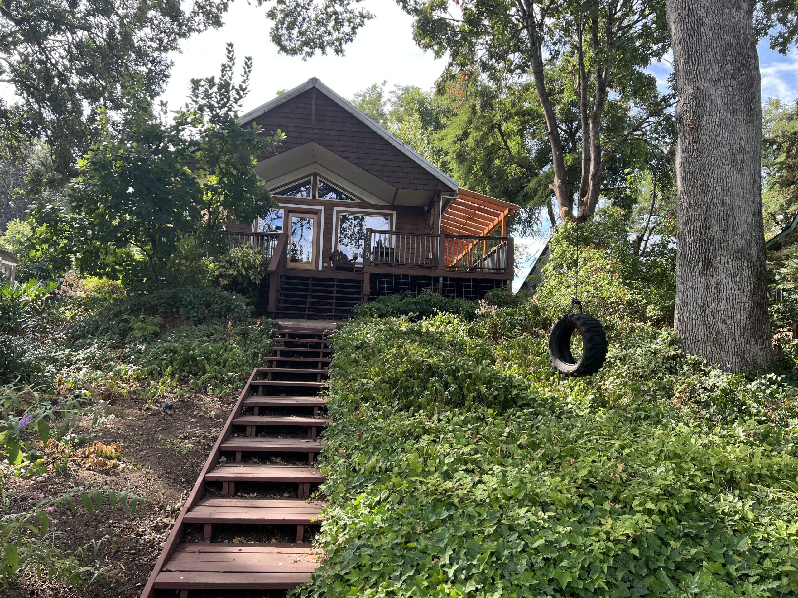 Furnished home in central Hood River
