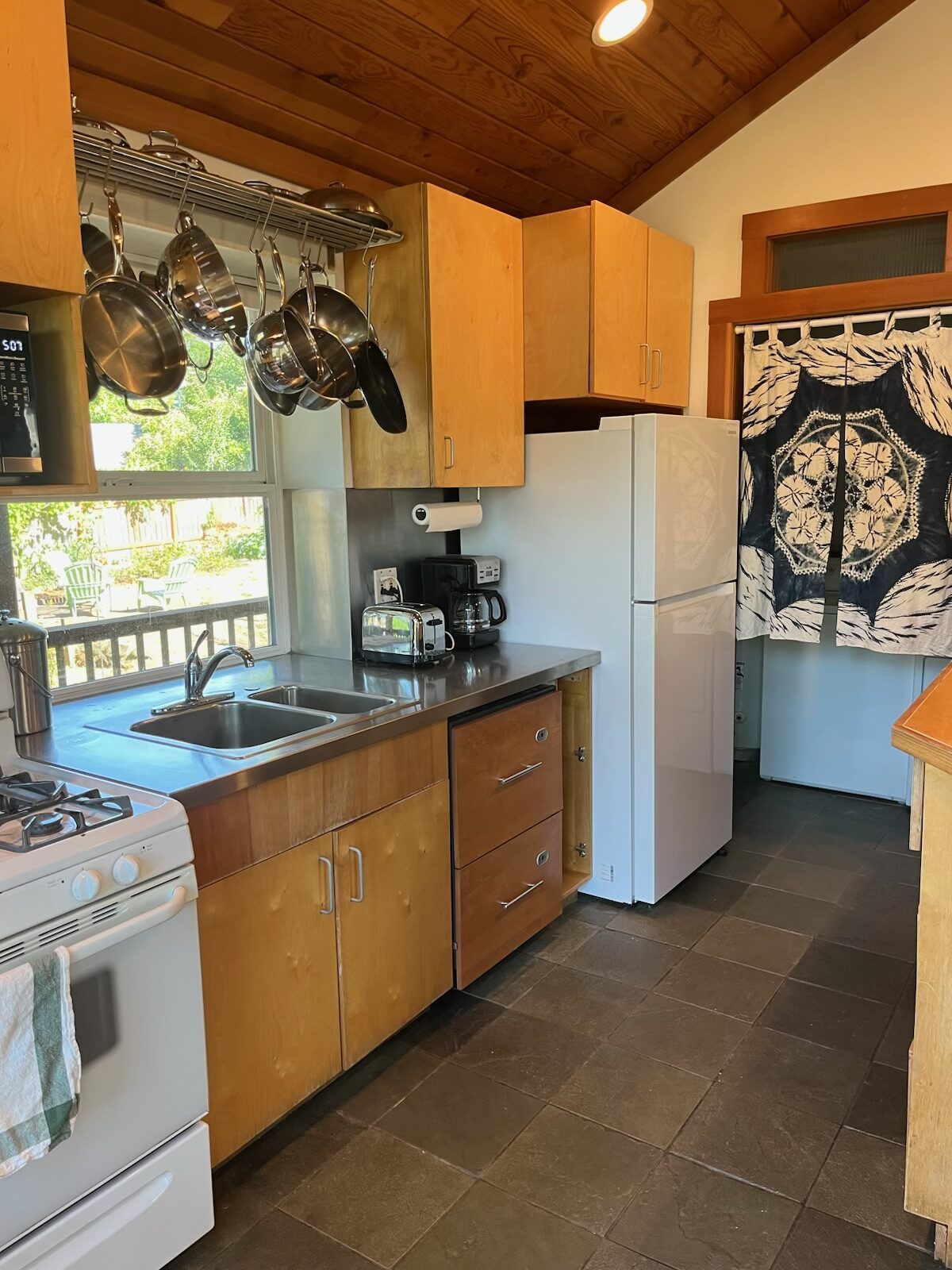 Furnished home in central Hood River